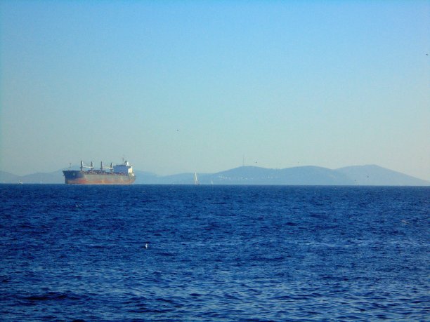 马尔马拉海博斯普鲁斯海峡上的船只和游艇图片下载