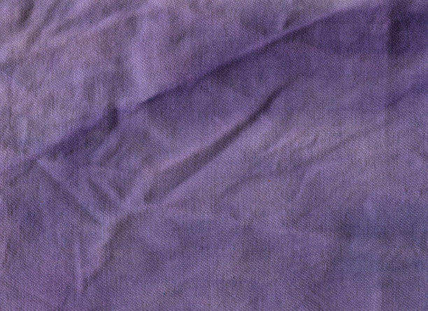 淡紫色和粉红色的抽象织物背景，手染褶皱和斑点，插图图片下载