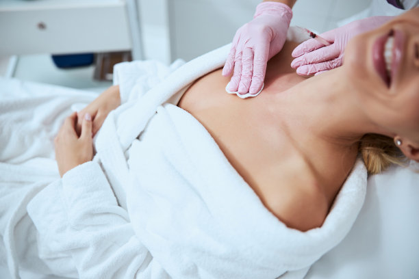 微笑的病人正在为美容手术做准备图片下载