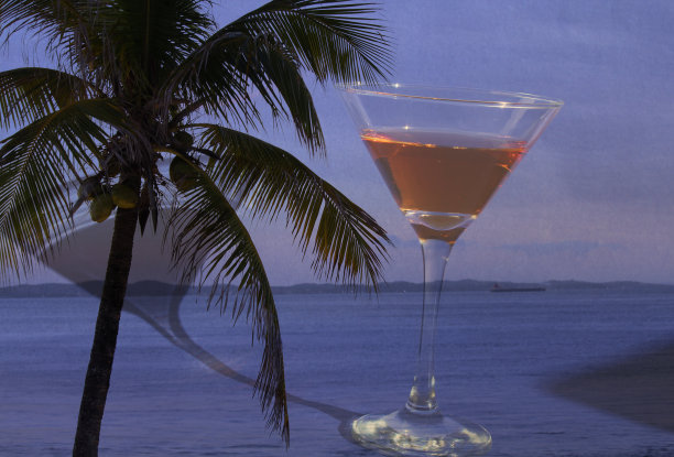 美丽的场景，双照片曝光的饮料，蓝色的海和棕榈树图片下载