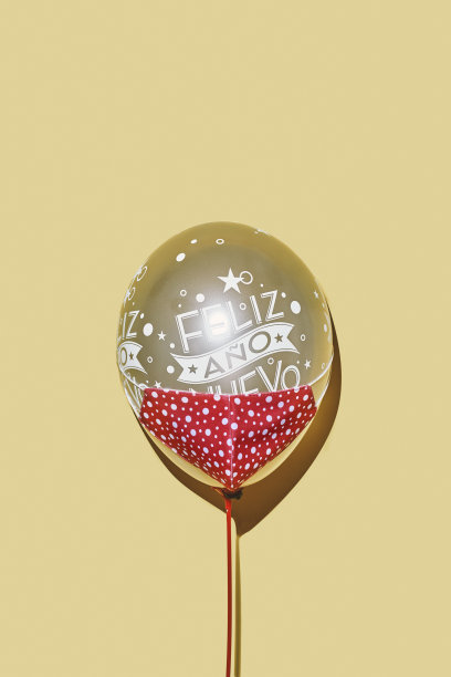 用西班牙语写着新年快乐的气球图片下载