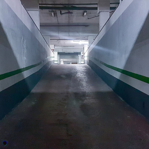 马德里西班牙;01/15/2019:地下停车场长坡道图片下载