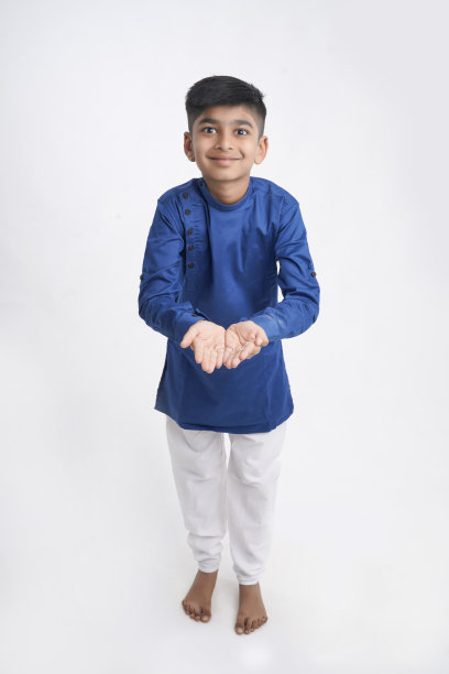 可爱的印度小男孩穿着民族服装，在白色背景上表现出表情图片下载