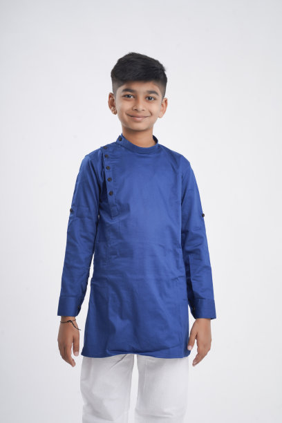 可爱的印度小男孩穿着民族服装，在白色背景上表现出表情图片下载