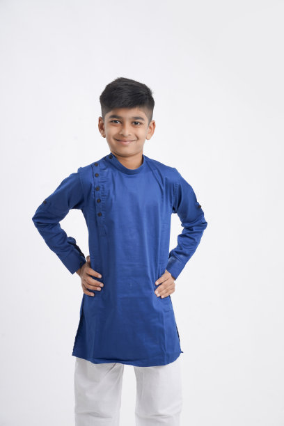 可爱的印度小男孩穿着民族服装，在白色背景上表现出表情图片下载