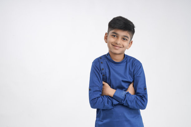 可爱的印度小男孩穿着民族服装，在白色背景上表现出表情图片下载