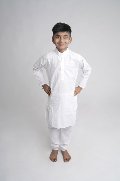 可爱的印度小男孩穿着民族服装，在白色背景上表现出表情图片下载