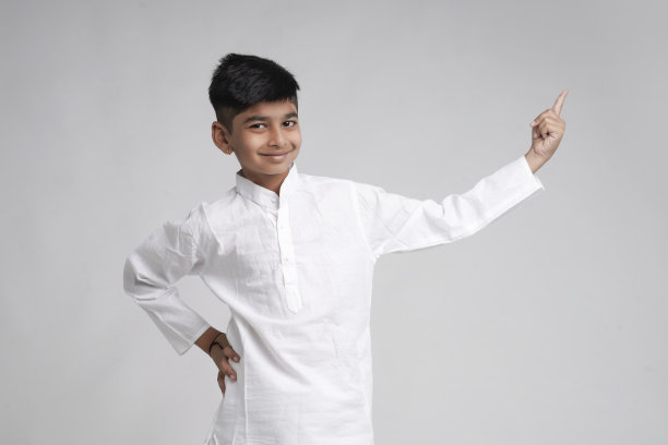 可爱的印度小男孩穿着民族服装，在白色背景上表现出表情图片下载