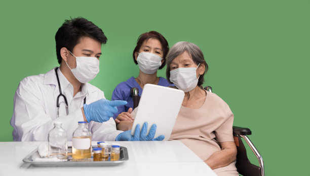 老年妇女向医生咨询健康问题。图片下载