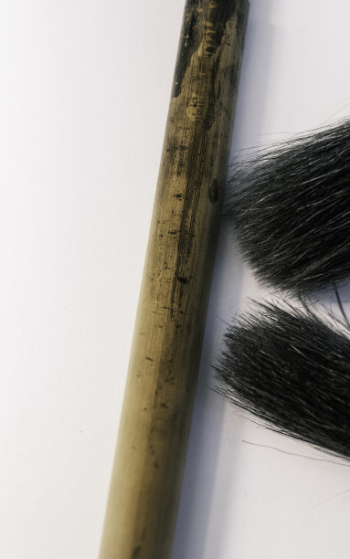 两个亚洲书法笔头和竹笔柄在白纸背景，特写微距照片图片下载