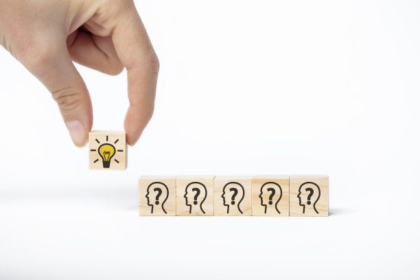 概念、创意、想法和创新。木制立方体块，头部有人体符号和灯泡图标。图片下载