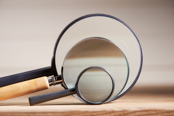 木桌上放着几个放大镜素材图片