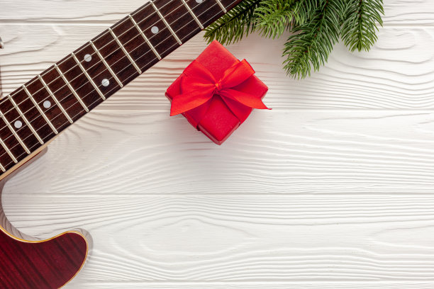 圣诞音乐。用吉他和冷杉树枝构成的平铺构图图片下载