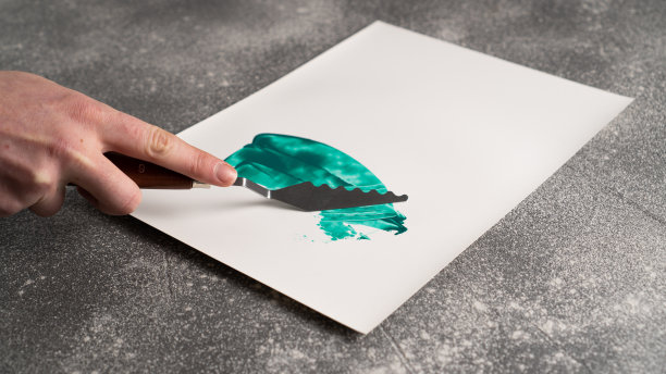 手持调色板刀与波浪效果和绘画抽象画在白纸上图片下载