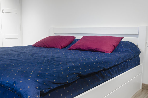 北欧风格。白色卧室，明亮的斯堪的纳维亚床上用品图片下载