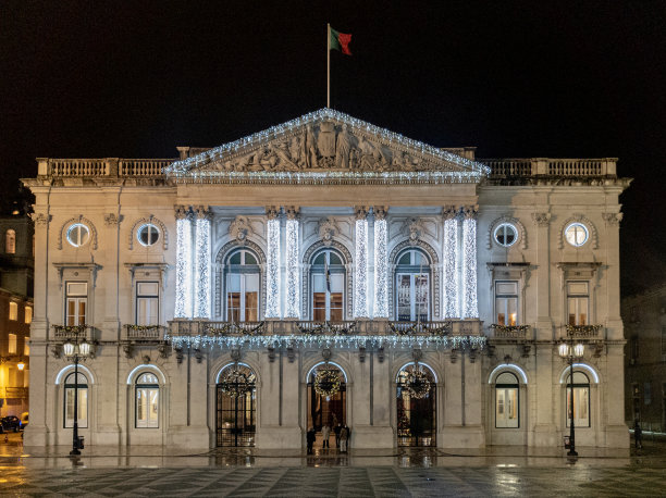 里斯本市政厅的正面在夜晚装饰着圣诞彩灯图片下载