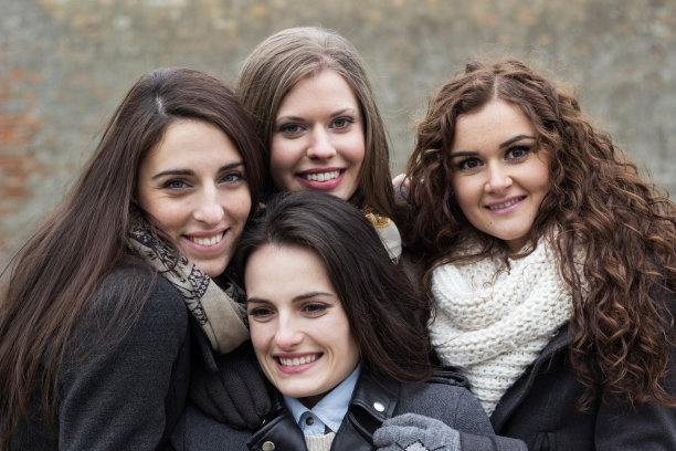 一群快乐的年轻女子站在一起图片下载