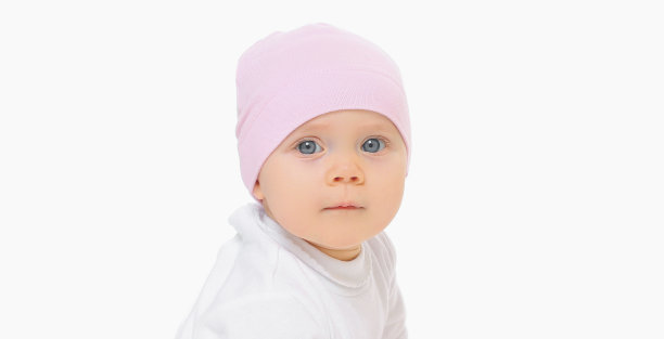 肖像的可爱的小婴儿在粉红色的帽子在一个白色的背景图片下载