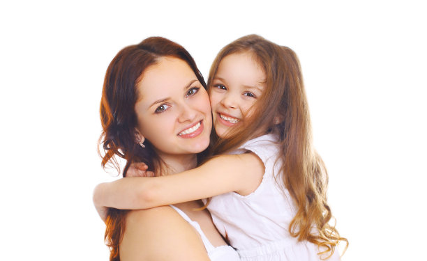 肖像特写的快乐微笑的母亲与女儿的孩子在一个白色的背景图片下载