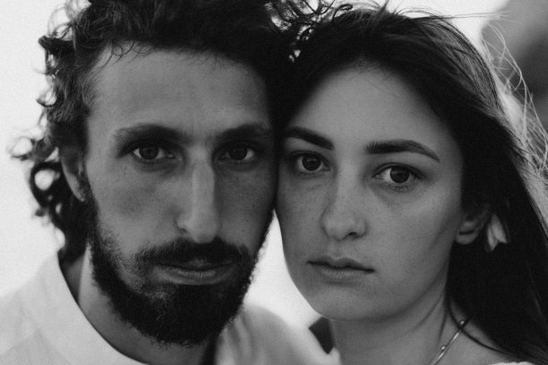 一对情侣在海边。情人节快乐图片下载