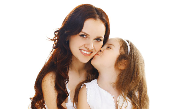 肖像特写的快乐微笑的母亲与女儿的孩子在一个白色的背景图片下载