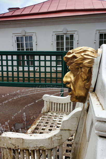 喷泉爆竹橡树在较低的公园彼得霍夫在圣彼得堡，俄罗斯图片下载