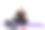 一位上了年纪的妇女盘腿坐在地板上的笔记本电脑前冥想。图片下载
