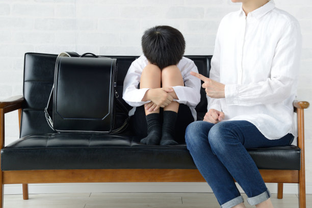 孩子在客厅里被妈妈生气了图片下载