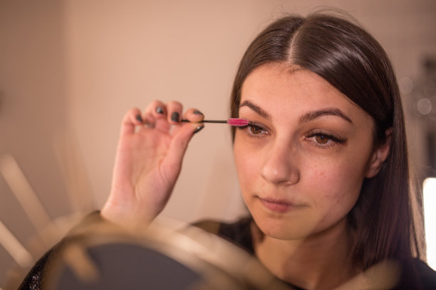 在家里涂睫毛膏的女人图片下载