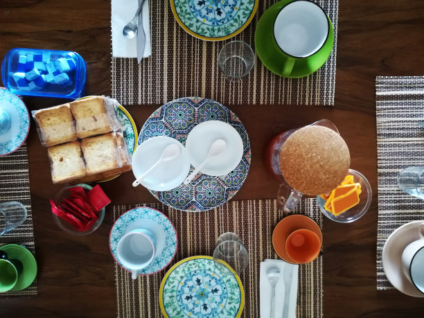 上面是早餐桌，上面有五颜六色的陶瓷杯子图片下载