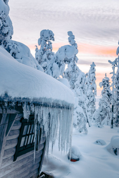 冰雪覆盖的冷杉树，古老的小屋和山脉，美妙的冬季景观。图片下载