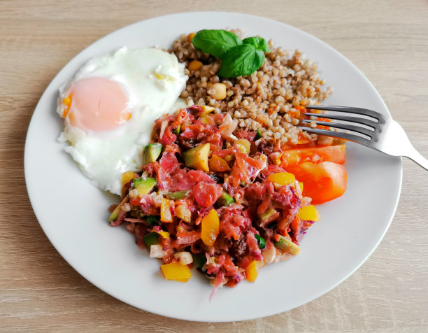 荞麦，鹰嘴豆，罗勒叶，半熟鸡蛋和蔬菜沙拉图片下载