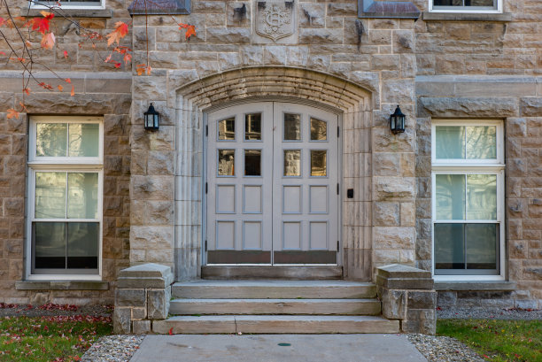 女王大学校园里一座灰色石灰石建筑的前门。图片下载