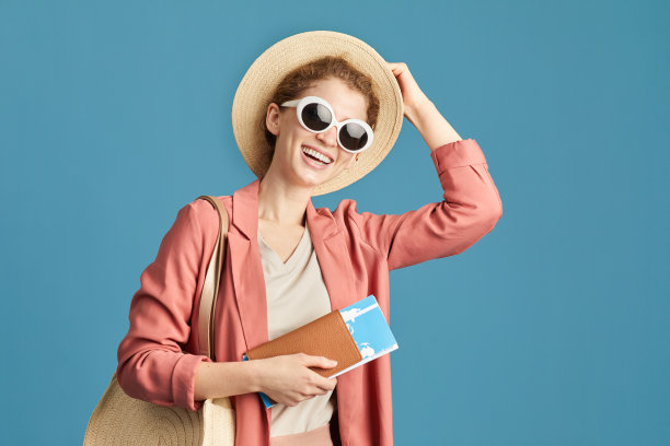 有机票的游客图片下载