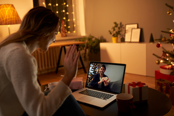 圣诞节和家人视频通话的女人图片下载