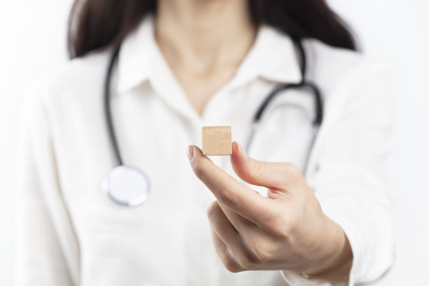 医生手中的木块。横幅海报的广告和网页。医疗保健和医疗理念。图片下载