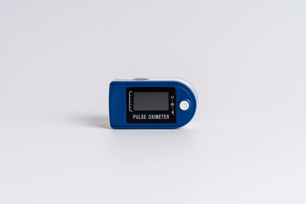 白色背景的血氧计。一种用于诊断健康状况、脉搏和血液含氧量的设备。图片下载