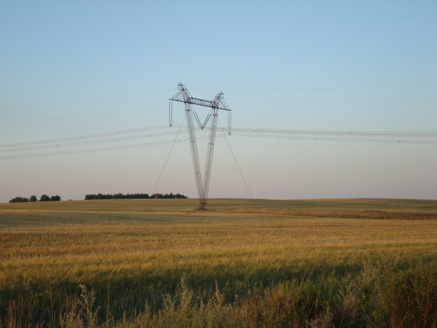 夏天靠近河边的丘陵地区图片下载