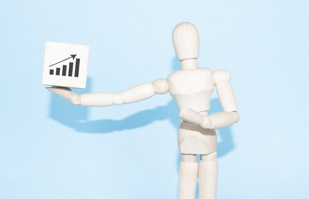 商业和设计概念-木制人体模型与超现实的木立方体孤立在白色背景。领导力、沟通和成功的象征图片下载