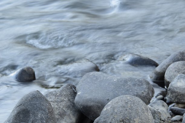 近距离观察河边光滑的岩石图片下载