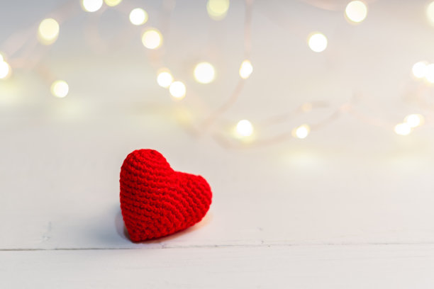 美丽的红心在粉红色的背景和灯光。象征情人节，爱情，浪漫，约会概念与复制空间。库存照片情人节卡片，模板。图片下载