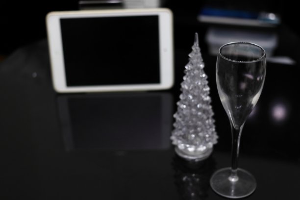 准备网上派对(平板电脑、圣诞树和香槟杯)图片下载