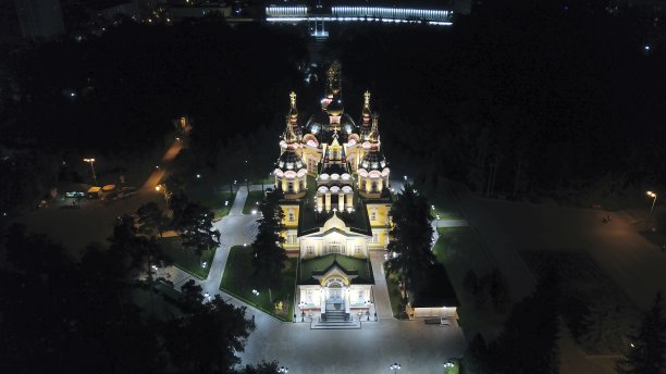 一个夜间公园和一个带有底层结构的教堂图片下载