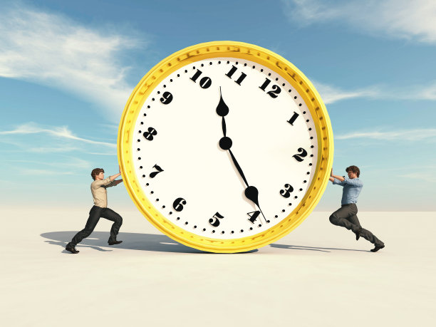 两个男人互相推着一个钟。与截止日期斗争。这是一个3d渲染图。图片下载