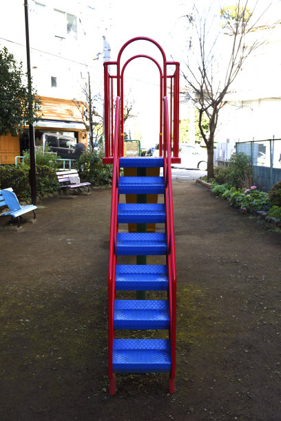 小公园里的小滑梯图片下载