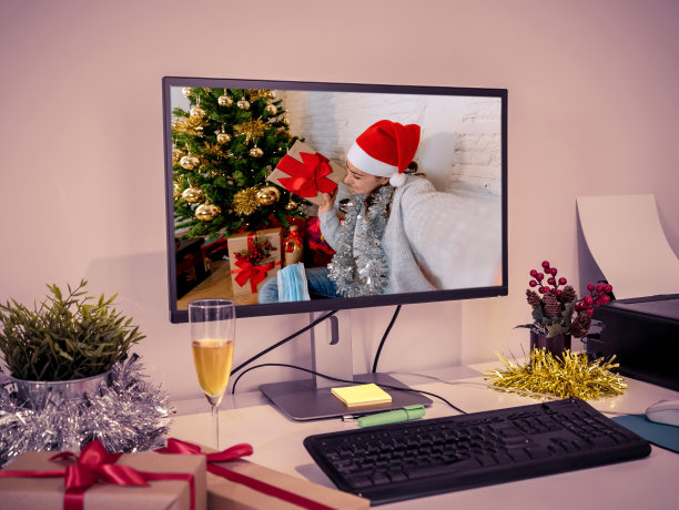 电脑屏幕上，快乐的女人在新常态下庆祝虚拟圣诞节视频，给家人和朋友打电话。Covid-19与虚拟庆典、在线社交聚会和社交距离。图片下载