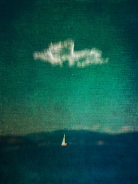 模糊纹理的帆船和云。图片下载