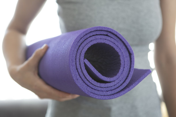 拿着运动垫的妇女图片下载