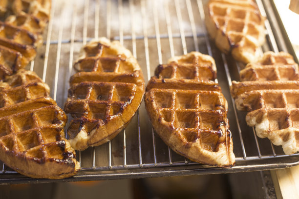 刚烤好的华夫饼，单独放在金属上。图片下载
