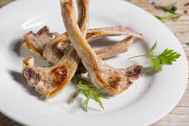 烤架上烤的新鲜羊排图片下载